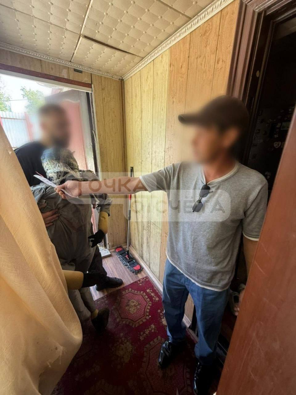 Сахалинка спасла от смерти знакомого — его пыталась зарезать пьяная собутыльница Фигуранткой уголовного дела стала 56-летняя жительница Корсакова. Женщину обвиняют в покушении на убийство знакомого по ч. 3 ст. 30, ч. 1 ст. 105 УК РФ. Как рассказали в областном следкоме, инцидент случился в ночь с 8 по 9 июня по улице Чкалова. Местная жительница со своей знакомой и приятелем выпивали в одной из квартир. В ходе посиделок сахалинка поругалась с мужчиной. “Подозреваемая взяла нож и нанесла им не менее 2-х ударов, один из которых в область шеи и второй в область живота потерпевшему. Свой преступный умысел она довести до конца не смогла, поскольку свидетель, находящаяся в квартире, предотвратила противоправные действия с ее стороны”, - сообщили в ведомстве. Потерпевшему своевременно оказали медицинскую помощь. В настоящее время по уголовному делу проводятся следственные действия, направленные на сбор и закрепление доказательств. Как стало известно “Точке отсчёта”, пострадал мужчина 45 лет. Скорую помощь ему вызвала свидетель происшествия, которая остановила нападавшую.