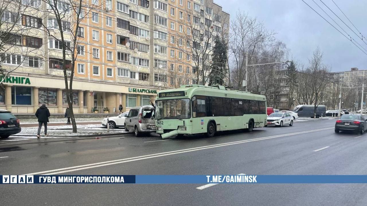 В Минске на улице Куйбышева столкнулись троллейбус и легковушка, сообщили в ГАИ   Информации о пострадавших и причинах ДТП пока нет.