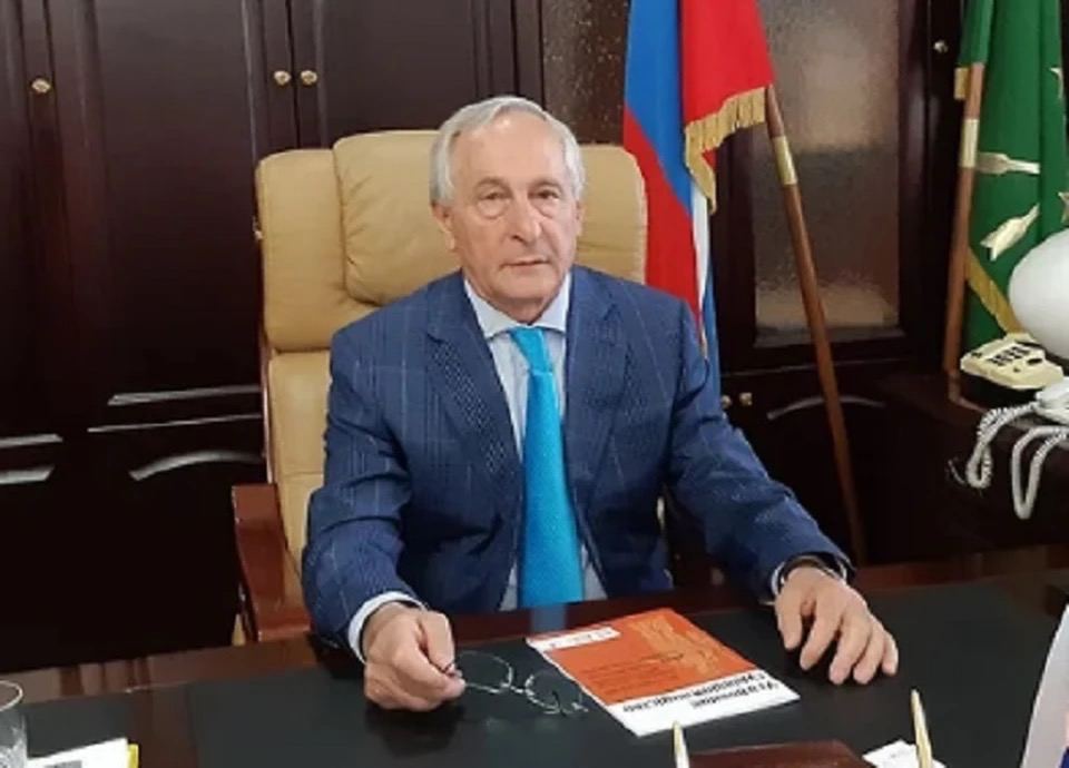 В Краснодаре арестовали дочь бывшего главы Верховного суда Адыгеи Аслана Трахова Узнали подробности Сусанe Коблевой вменяют мошенничество в особо крупном размере и отмывание денег Это продолжение громкого антикоррупционного дела под ударом вся семья Траховых Ранее арестовали её бывшего мужа и бизнес партнёров По версии прокуратуры только сама Коблева успела скупить более 160 объектов недвижимости на сумму свыше 1 3 млрд рублей квартиры дома коммерческие помещения и землю от Краснодара до Новороссийска Генпрокуратура требует обратить в доход государства активы семьи на 2 5 млрд рублей kp kuban