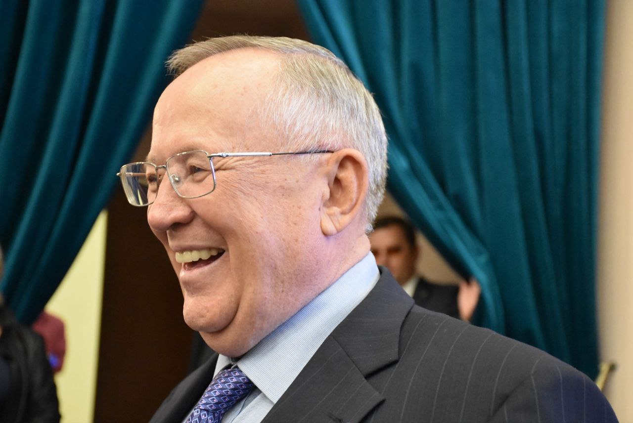 Саратовскому Центру развития агломерации под руководством Аяцкова огласили приговор Правительство области решило ликвидировать учреждение Центр развития Саратовской агломерации и индустриальных парков Последние два года им руководил не кто иной как экс губернатор области Дмитрий Аяцков При этом весь штат всего 7 человек включая самого директора и его заместителя Андрея Костенко Депутаты областной думы не раз критиковали центр за полную неэффективность Говорили прямым текстом он создает лишь видимость работы Более того структуру называли грубо но метко синекурой для бывшего губернатора то есть теплым местом и даже нарывом на теле министерства инвестиционной политики которое и создало этот центр Но последней каплей стал вердикт контрольно счетной палаты В ноябре проверяющие пришли к выводу работа центра незаконна Видимо после этого судьба учреждения была решена Читать на сайте саратов саратовскаяобласть