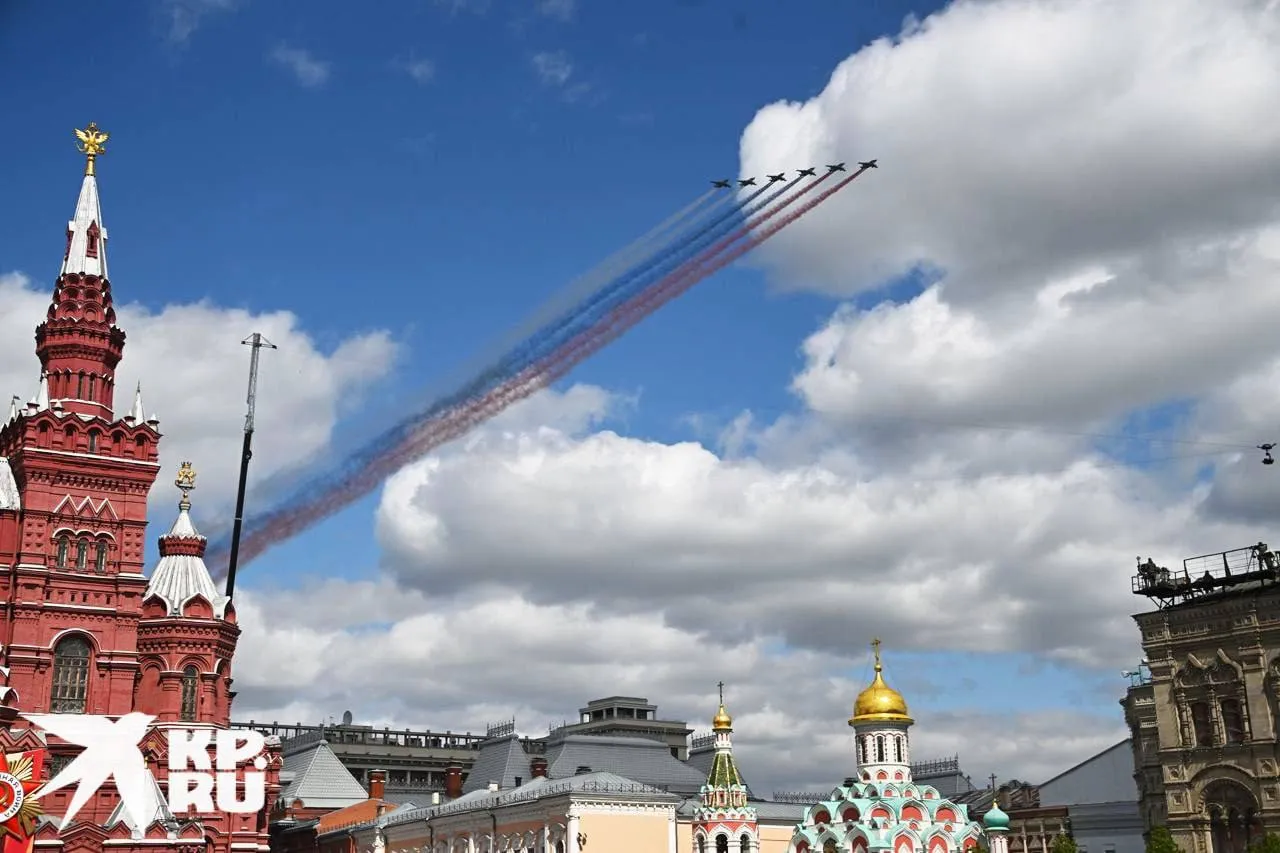 Москва в ожидании праздника в 10 00 на Красной площади начнётся парад Победы Он продлится около двух часов Однако в этом году формат мероприятия будет частично изменен Как сообщили в Министерстве обороны колонна военной техники в привычном формате не примет участие в параде Также не будут задействованы воспитанники суворовских и нахимовских училищ а также кадетских корпусов Эти изменения связаны с текущей оперативной обстановкой Несмотря на корректировки основная часть торжественного шествия сохранится Основу парада составит пешая колонна военнослужащих Также состоится воздушная программа Над Красной площадью пройдут самолёты пилотажных групп В финале летчики штурмовиков Су 25 окрасят небо в цвета российского флага Затем будет традиционное выступление Владимира Путина А вечером в 22 00 по московскому времени будет салют 0   Онлайн трансляцию Парада Победы в Москве будем вести здесь Подписаться на truekpru Читать нас в MAКС