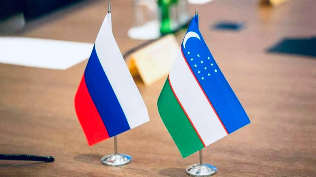 ГОСТы информационного моделирования зданий новое направление сотрудничества России и Узбекистана Росстандарт и Агентство по техническому регулированию Узбекистана договорились о включении российского стандарта ГОСТ Р 10 00 00 01 2025 Технологии информационного моделирования в строительстве Основные термины и определения в нормативную базу республики Стандарт разработанный Минстроем России и ДОМ РФ совместно с ведущими отраслевыми организациями в рамках ТК 505 закрепляет единую систему терминов для информационного моделирования объектов капитального строительства Его применение в Узбекистане позволит создать унифицированную терминологическую базу для специалистов обеих стран ускорить цифровую трансформацию строительной отрасли устранить технические барьеры в совместных инфраструктурных проектах Признание российского стандарта в Узбекистане важный шаг в развитии двустороннего сотрудничества С помощью документа не только упростится взаимодействие между нашими странами в строительной отрасли но и откроются новые возможности для совместных инициатив инфраструктурного строительства заместитель Министра строительства и ЖКХ РФ Константин Михайлик В условиях активного развития промышленной кооперации между Россией и Узбекистаном особую значимость приобретает гармонизация и взаимное признание требований в области технического регулирования и стандартизации а формирование единого нормативного поля в строительстве способствует объединению рынков и созданию новых возможностей для бизнеса и специалистов руководитель Росстандарта Антон Шалаев В 2025 году стороны проведут экспертные встречи для презентации стандарта узбекским специалистам и определения дальнейших шагов сотрудничества