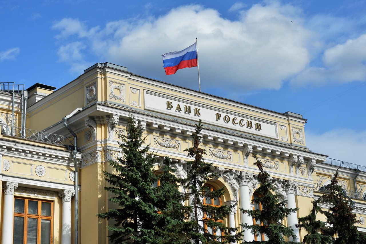 Внешний долг России упал до 18-летнего минимума 19 млрд долларов — падение внешнего долга России в четвёртом квартале прошлого года, достигшего к 1 января 290 млрд долларов — минимума с 2006 года, — констатирует ЦБ РФ Внешний долг включает в себя все обязательства — государства и компаний — перед иностранными структурами Низкий уровень внешнего долга поддерживает финансовую устойчивость России и её суверенитет, делая страну менее уязвимой к санкциям «КРИСТАЛЛ РОСТА» ранее информировал о том, что Россия вошла в тройку лидеров стран G20 с наименьшим уровнем госдолга на душу населения