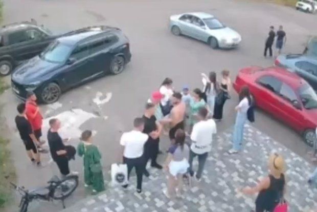 Бойца «Ахмата» обвинили в приставании к девушке в бассейне в ЛНР ⁠ Бойца спецназа «Ахмат» обвинили в приставании к девушке в бассейне в Луганской народной республике  ЛНР . Из-за этого завязалась драка, видео которой опубликовал в своем Telegram-канале российский солдат и профессиональный боец смешанного стиля Максим Дивнич.  По его словам, боец «Ахмата» неподобающе вел себя на отдыхе — приставал к девушкам, в том числе к одной замужней россиянке. «Они все его как бы отшивают,  ...  он бегает, кричит, прыгает в бассейн», — пояснил Дивнич.  Затем у бойца «Ахмата» завязался конфликт с мужем россиянки, после чего в конфликт вступил Дивнич. На замечание мужчина «послал» его и начал драку, добавил он. Этот эпизод попал на видео. На нем спортсмен  его можно узнать по татуировкам  прижимает соперник...  Подробнее>>>