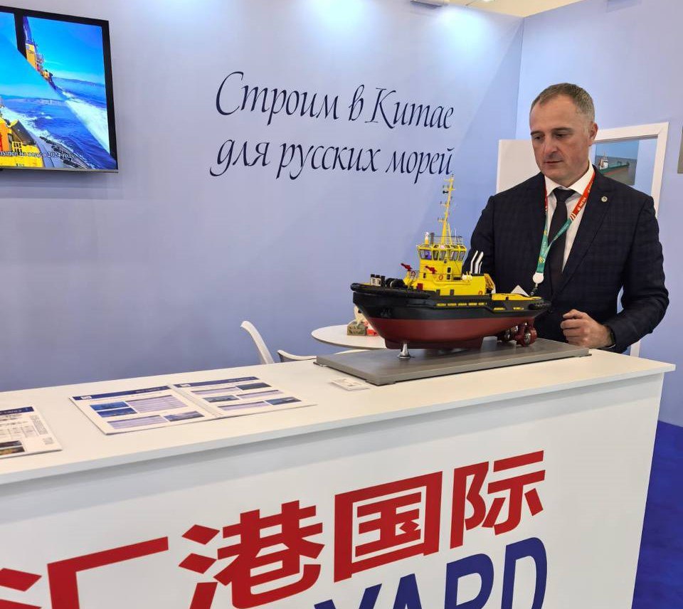 Дальтрансуголь планирует заказать в Китае два буксира ледового класса На международной выставке НЕВА 2025 в Санкт Петербурге директор Дальтрансугля входит в Портовый Альянс Владимир Долгополов встретился с производителями и поставщиками оборудования для усиления действующего флота обследования подводными дронами глубоководных сооружений в сильных течениях и модернизации программного обеспечения которое более отзывчиво на сигналы В частности Дальтрансуголь планирует заменить два буксира Китайская госкомпания предложила буксиры ледового класса собственного производства Они уже прошли эксплуатацию в российских ледовых портах сообщает Телеграм канал компании Для нас такие мероприятия нужны чтобы узнавать какие страны и новинки появились на рынке чтобы искать что мы можем применить для модернизации нашего существующего оборудования Сейчас важно понимать какими российскими аналогами мы можем заменить иностранного производителя подчеркнул Владимир Долгополов В сообщении отмечается что руководители Дальтрансугля отправились в Китай чтобы на церемонию спуска на воду новых буксиров и осмотреть автоматизированное оборудование   Подписаться на Медиапалубу