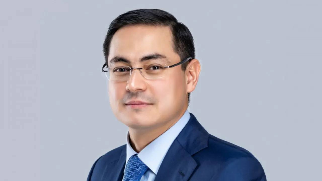 АРРФР согласовало кандидатуру Шухрата ИБРАГИМОВА на должность председателя совета директоров Евразийского банка Также в совет вошли Жанбот Бекенов Арман Нурушев и Ерлан Мусин Произошло это на фоне корпоративного конфликта Ибрагимова с другими акционерами холдинга Евразийская финансовая компания куда входит банк ЕФК принадлежит в равных долях Патоху Шодиеву матери Шухрата Ибрагимова Мукадасхан и наследникам Александра Машкевича В марте СМИ писали что Машкевич и Шодиев планировали продать активы холдинга Тимуру Турлову за 1 млрд но Ибрагимов заблокировал эту сделку В сентябре он победил в суде первой инстанции который признал законным смену состава СД Евразийского Кроме того по данным FT Ибрагимов стремится выкупить доли Машкевича и Шодиева в ERG самом крупном горно металлургическом холдинге Казахстана Однако интерес к этому активу также есть со стороны Китая и США nb kz Подпишись на prokadrykz