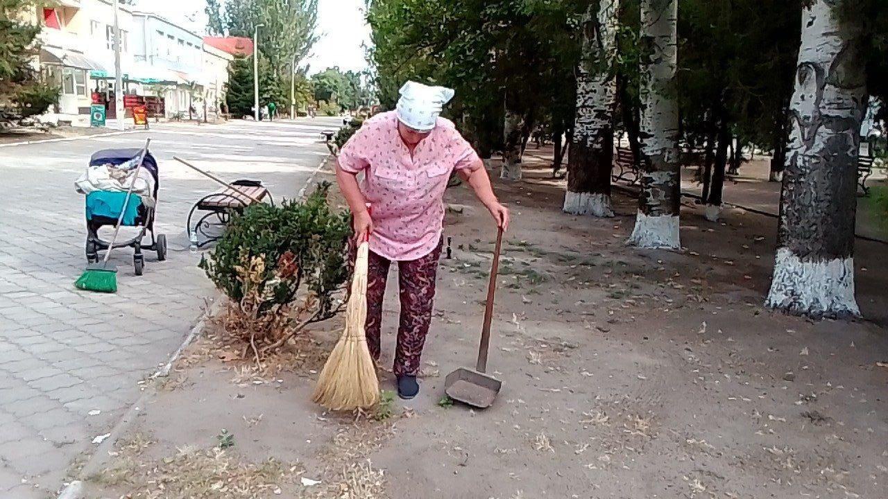 МБУ «Джарылгач» провело уборку в Скадовске Сотрудники муниципального бюджетного учреждения «Джарылгач» выполнили комплекс работ по благоустройству ключевых общественных пространств города: Центральная часть Скадовска и парка "Молодёжный": уборка мусора, подметание тротуаров, очистка пешеходных зон. Особое внимание уделено очистке зон отдыха горожан и поддержанию эстетического вида центральных улиц. "Благодарю коллектив МБУ «Джарылгач» за оперативную и качественную работу", - отметил Глава Скадовского округа Александр Дудка.