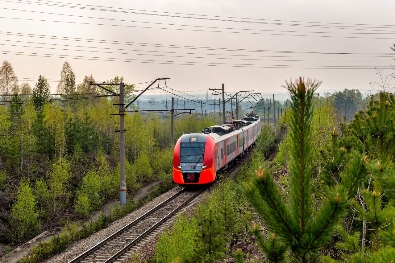 С 1 августа 2025 года начнет курсировать новый электропоезд «Ласточка» по межрегиональному маршруту Челябинск – Уфа – Дёма. Беспересадочные поезда будут курсировать из Челябинска с субботы по понедельник, из Уфы с пятницы по воскресенье. Продажа билетов на рейсы «Ласточки» Челябинск – Уфа уже открыта. Их можно приобрести в мобильном приложении «РЖД Пассажирам», в кассах, терминалах самообслуживания или на сайте перевозчиков – Свердловской пригородной компании и Башкортостанской пригородной пассажирской компании. Стоимость проезда в одну сторону от Челябинска до Уфы составляет 1751,40 рублей по полному тарифу. Проездные документы оформляются без указания мест. Действуют все виды льгот, установленные для проезда в пригородном железнодорожном транспорте.