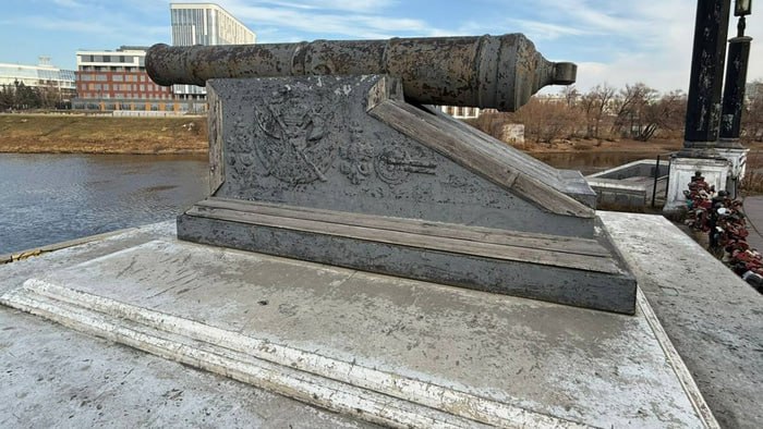 К 310 летию города в 2026 году будет отреставрирована Царская пушка на Стрелке Оми и Иртыша Эта пушка хоть и копия 12 фунтового крепостного орудия установленная в 1996 году является важным памятным знаком символизирующим героическое прошлое первых исследователей и основателей Омской крепости Власти обещают что до конца года памятник обследуют подготовят проект а затем проведут все необходимые работы чтобы символ выглядел достойно Мы в MAX