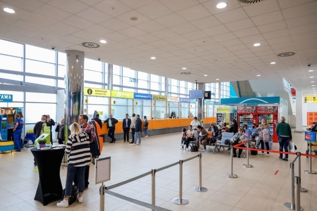 В Волгограде снова задерживаются авиарейсы из за нелетной погоды По данным онлайн табло волгоградского аэропорта в воскресенье 14 декабря задерживается рейс EO 903 в Казань Авиалайнер должен был вылететь в 13 20 но отправится только в 15 20 Почти на 4 часа задерживается рейс DP 6966 в Москву Время отправки по расписанию 10 30 однако вылетит он в 14 15 Рейс FV 6426 должен был отбыть в 21 45 13 декабря но теперь самолет поднимется в небо только 14 декабря в 14 35 Что касается прибытия то два самолета из Астрахани и Казани приземлятся в аэропорту Волгограда в 14 30 вместо 15 45 13 декабря Еще два рейса DP 6969 и FV 6425 прибудут из Москвы в 12 00 и 13 35 а должны были прилететь еще вчера Авиалайнер рейса DP 6965 из Москвы прибудет в 14 10 вместо 09 45