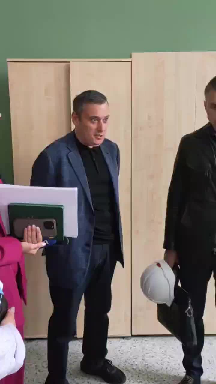 Александр Хинштейн требует от подрядчика устранить последствия обрушения потолка в Новокасторенской школе