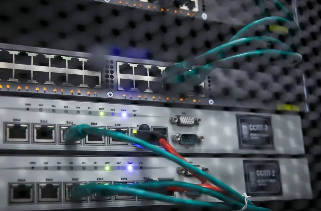 Благодаря программе Синергия Арктики общая протяженность ВОЛС в Якутии превысит 20 тысяч км На площадке IV Федерального форума Цифровой алмаз в Якутии планируется запуск Синергии Арктики беспрецедентной программы строительства в экстремальных условиях более 7000 км волоконно оптических линий связи ВОЛС Проект призван повысить надежность и безопасность связи устранить цифровое неравенство в самых удалённых и труднодоступных арктических территориях республики С 2012 года к настоящему времени в Якутии проложено более 14500 км ВОЛС Таким образом в результате реализации проекта Синергия Арктики общая протяженность ВОЛС в республики превысит 20 тыс км половину длины экватора Для внедрения чрезвычайно значимого проекта цифровизации удаленных арктических населенных пунктов было подписано соглашение о сотрудничестве между Министерством цифрового развития связи и массовых коммуникаций РФ и Республикой Саха Якутия Проект реализуется на условиях софинансирования из федерального и регионального бюджетов исполнителем выступает республиканский оператор связи АО АрктикТелеком Всего до конца 2028 года к магистральной ВОЛС будут подключены порядка 50 тысяч жителей в 61 населённом пункте республики Реализация Синергии Арктики даст возможность использования в Арктике полной палитры цифровых сервисов со скоростями доступа от 100 и более Мбит с Проект обеспечит существенное снижение стоимости интернета предоставит возможность пользоваться услугами интернета без ограничений Будет создана основа для внедрения важнейших сервисов государственных электронных услуг телемедицины дистанционного образования удаленной работы и современных решений для бизнеса Это грандиозный инфраструктурный проект который реализуется в нашей республике благодаря поддержке Президента и правительства страны Мы продвигали этот проект последние четыре года и сейчас он начинает воплощаться в жизнь отметил ранее глава Республики Саха Якутия Айсен Николаев Модернизация телекоммуникационной инфраструктуры и развитие сети ВОЛС на Дальнем Востоке и в Арктике станут одной из основных тем дискуссий экспертов на IV Федеральном форуме Цифровой алмаз который состоится 27 29 ноября в Якутске Также в программе форума связь и коммуникации будущего создание современных энергоэффективных дата центров и развитие майнинга единая цифровая архитектура государства развитие отрасли БПЛА поддержка высокотехнологичных производств включая проекты с применением искусственного интеллекта сахасирэ ольгабалабкина мыработаем якутия арктика экология арктическаяякутия синергияарктики цифровойалмаз Подписывайтесь на канал   t me balabkinaov