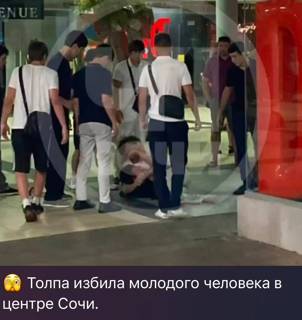 Сотрудники сочинской полиции проводят проверку по факту инцидента на улице Навагинской В интернете выявлена публикация, в которой сообщается, что на улице Навагинской группа неизвестных избила молодого человека. Официальных обращений в полицию по данному факту не поступало, правоохранители инициативно зарегистрировали информацию и начали проверку. В настоящее время устанавливаются обстоятельства произошедшего, личность пострадавшего и других участников конфликта. Полиция Сочи