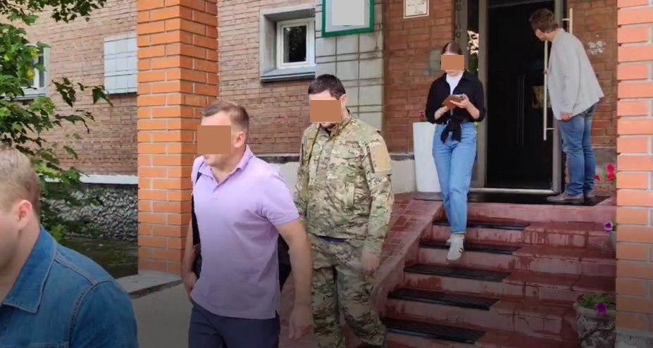 В Новосибирске арестовали бывшего заместителя главы управляющей компании Советского района по подозрению в получении взятки. Подробнее – на Бабре #новосибирск