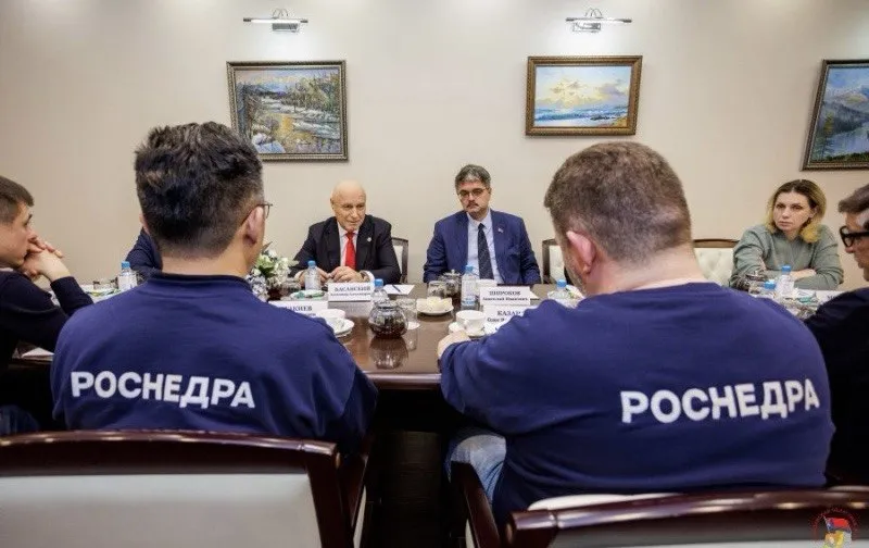 В Магаданской областной думе состоялась рабочая встреча депутатов с делегацией Федерального агентства по недропользованию во главе с руководителем Олегом Казановым Ключевой темой стало совершенствование законодательства в сфере добычи полезных ископаемых с учетом специфики Колымы Парламентарии непосредственно занятые в добыче золота озвучили ряд системных проблем тормозящих работу предприятий Одним из главных вопросов стала оперативная постановка на баланс техногенных россыпей Депутат золотодобытчик Игорь Розинов обратил внимание на несовершенство установленной методики из за чего недропользователи теряют драгоценное время Нужен оперативный инструмент для постановки на баланс техногенных россыпей Любая постановка на баланс процесс длительный Если идти по пути предложенному сегодняшней методикой мы скорее всего уйдем на следующий промывочный сезон в то время как бизнес хочет работать здесь и сейчас рядом со своими существующими выработками Обсудили также проект нового федерального закона о рекультивационных фондах Депутат золотодобытчик Станислав Пруцков привел конкретные расчеты показавшие неподъемную финансовую нагрузку для колымских артелей Помимо того что с недропользователя не снимается обязанность по выполнению рекультивационных мероприятий которые сами по себе дорогостоящие он еще обязан перед использованием лицензии сделать взнос на депозит банка который будет гарантировать исполнение обязательств по рекультивации Согласно пояснительной записке стоимость оценивается в сумму от 600 тысяч до 1 5 млрд рублей за гектар Получается перед стартом работ предприятию нужно единовременно внести на депозит 1 8 млрд рублей Это серьезнейшая нагрузка в условиях высокой закредитованности отрасли Депутат золотодобытчик Александр Басанский предложил изменить и сам подход к формированию гарантий По его мнению размер взноса должен строго рассчитываться от стоимости конкретного проекта рекультивации и вноситься поэтапно по мере отработки площадей Кроме того вице спикер выступил с инициативой о создании не федерального а регионального фонда который управлялся бы субъектом под контролем Роснедр что повысит эффективность мероприятий В завершение встречи спикер Магаданской облдумы Анатолий Широков пригласил представителей Роснедр к плотному сотрудничеству в законотворческой работе Также стороны договорились о проведении в регионе специального семинара с участием экспертов Роснедр Цель разъяснение правоприменительной практики по действующим методикам и новым нормативно правовым актам