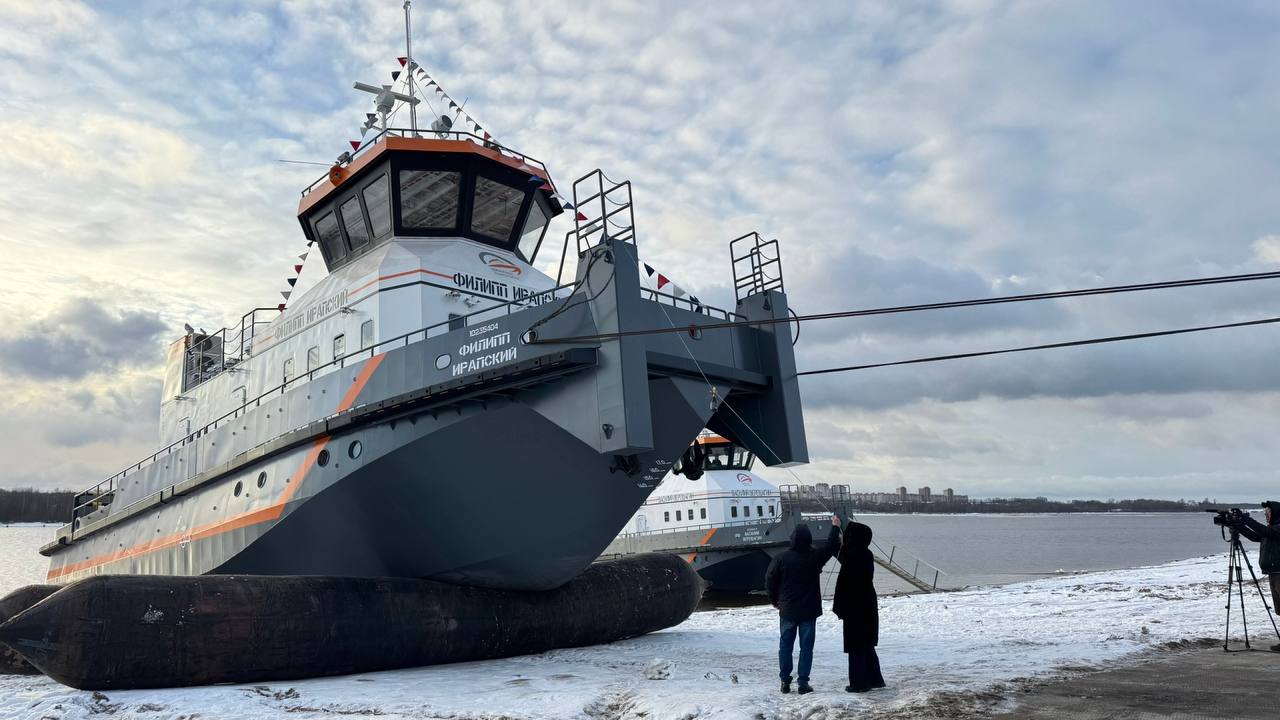 СПУЩЕН НА ВОДУ БУКСИР ТОЛКАЧ ФИЛИПП ИРАПСКИЙ Судно строится на Череповецком судостроительном заводе по проекту ГК Р Флот Торжественная церемония спуска на воду буксира толкача Филипп Ирапский проекта ТСК 395М состоялась на Череповецком судостроительном заводе Новый буксир получил название в честь Преподобного Филиппа Ирапского тесно связанного с историей города Это имя судну дали по инициативе Вологодской епархии и лично епископа Череповецкого и Белозерского владыки Игнатия Как сообщалось ранее 17 ноября 2021 года было спущено на воду первое судно проекта ТСК 395 Тип судна буксирный теплоход толкач Назначение судна буксировка сухогрузных барж в том числе методом толкания Современный буксирный теплоход толкач строило ООО Череповецкий судостроительный завод по заказу ООО Шексна Шиппинг Группа компаний Р Флот принимала непосредственное участие во всех этапах создания судна от проектирования до строительства Буксиры толкачи строятся по российскому проекту с использованием преимущественно отечественных комплектующих и предназначены для буксировки несамоходных судов и плавучих объектов Главные двигатели судна мощностью 2 480 кВт также произведены на ЧСЗ Судно оборудовано подъемной рубкой для улучшения видимости исключения слепых зон при проводке длинных составов