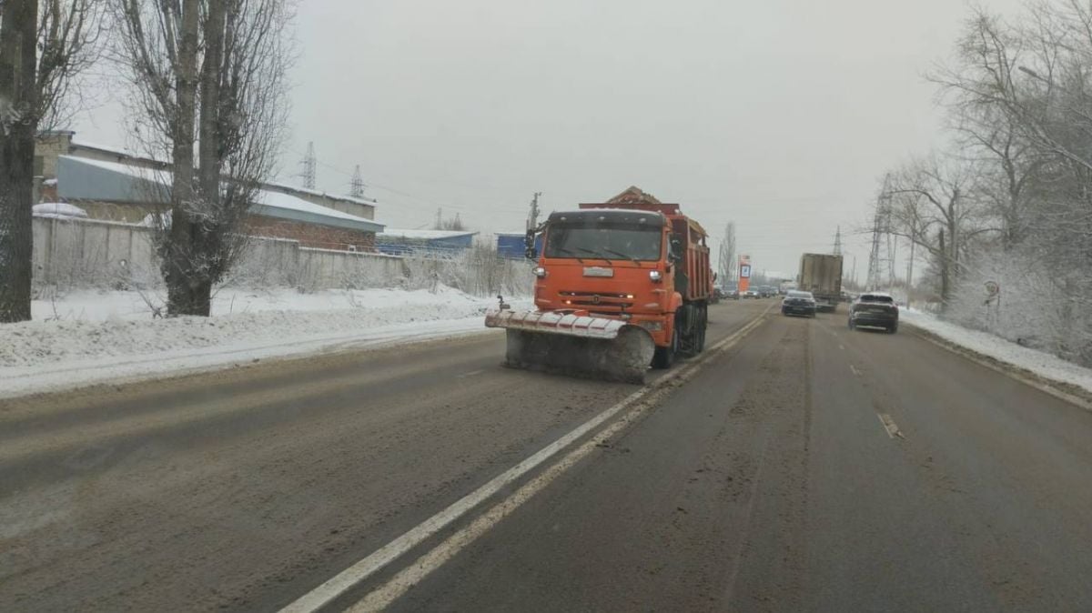 Более двух тысяч кубометров снега направили на полигоны за день в Воронеже     Для обработки магистралей задействовано почти 200 единиц специализированной техники. Кроме того, 220 специалистов ручного труда работали в тандеме с малой коммунальной техникой, очищая пешеходные зоны.  ↗  Прислать новость   Подписаться