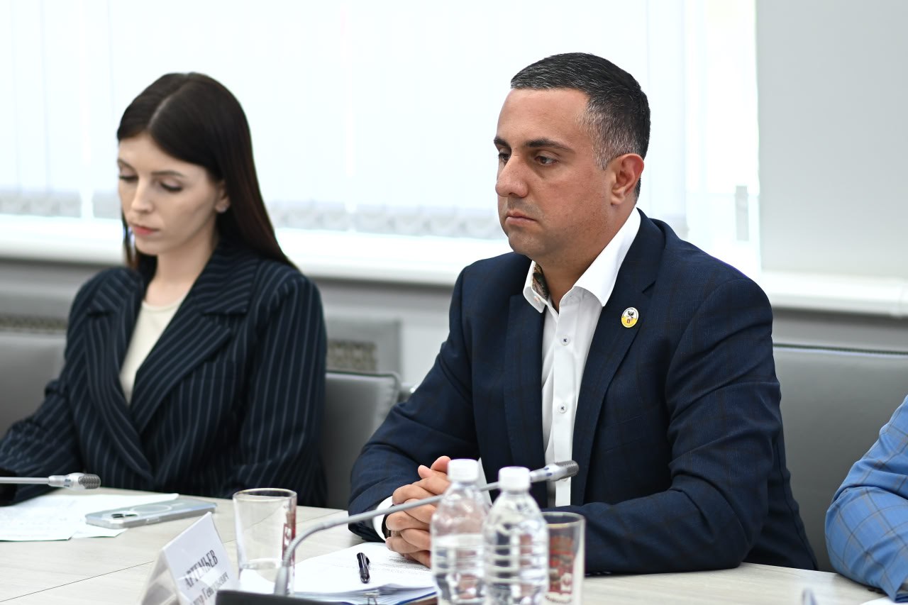 В Краснодаре одновременно строят 58 социальных объектов Это 19 школ, 36 детских садов и 3 ФОКа. Также строят коллектор и инженерные сети. В планах — реставрация трёх архитектурных памятников. Вопросы строительства социально значимых объектов обсудили на совещании под председательством главы города Евгения Наумова. — В Краснодаре продолжается социальный бум. И мы не снизим темпы большой стройки, пока не поймём, что каждый ребёнок обеспечен по нормативу местами в садах, школах, спортивных объектах. До начала учебного года у нас осталось два месяца, но они пролетят очень быстро, поэтому необходимо чётко и объективно сверить часы, на каком этапе находится каждый объект. Отставания от графика недопустимы, — подчеркнул Евгений Наумов. #соцстройкаКРД Читайте нас: Телеграм ВК Дзен Все каналы администрации
