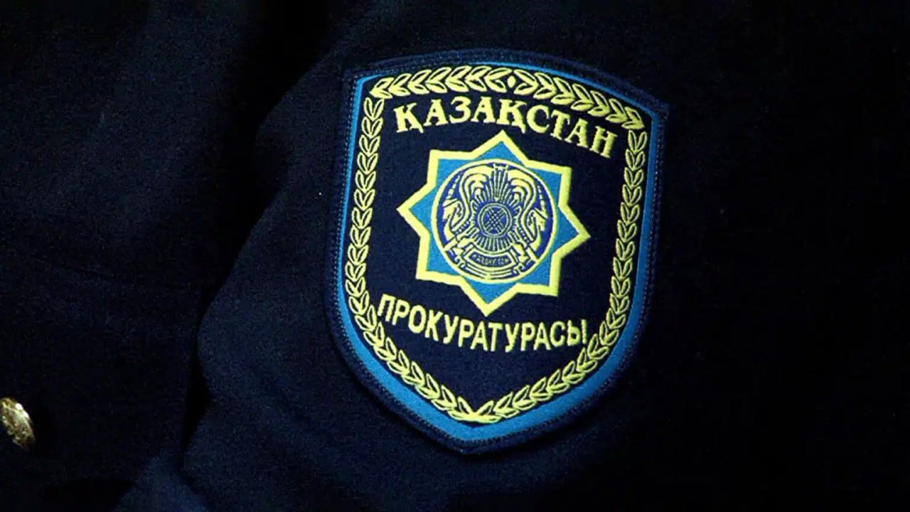 Прокурора Усть Каменогорска отстранили от должности Прокурор Усть Каменогорска Тимур Чакпантаев временно отстранен от должности В прокуратуре ВКО сообщили что в его отношении начато служебное расследование Официально причины проверки не раскрываются Однако по данным Telegram канала Письма президенту речь может идти о возбужденном уголовном деле за избиение подчиненных При этом утверждается что дисциплинарные меры коснулись и потерпевших В ведомстве добавили что ранее по фактам нарушений служебной этики в прокуратуре Усть Каменогорска уже проводились проверки часть которых подтвердилась Чакпантаев занимает должность городского прокурора с июня 2024 года общий стаж его работы в системе превышает 14 лет kursivm kursiv news
