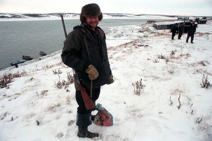 В Чусовском округе охотники ликвидировали крупного волка-самца  В Чусовском округе после роста активности волков для их поиска и отстрела приступила группа охотников. На прошлой неделе один из хищников загрыз собаку во дворе жилого дома. О ликвидации первого волка сообщил глава местной администрации.  «Сегодня был ликвидирован один волк-самец. Завтра утром охотники продолжат поиски и отлов оставшихся животных», – написал в соцсетях Сергей Белов.  По предварительной информации, в районе между поселками Мыс и Бобровка находятся ещё четыре особи. Администрация Чусовского округа просит жителей быть предельно осторожными и соблюдать меры предосторожности.  Источник    ЧП Пермь    Прислать новость