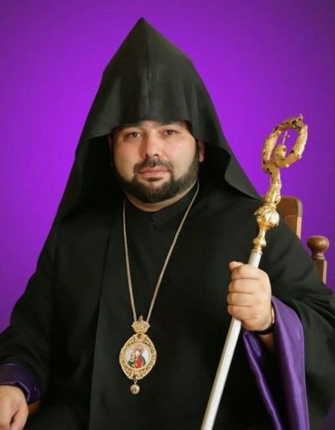 Племянника армянского Католикоса везут в следственный отдел армянские СМИ В Армении задержаны еще два священнослужителя Как сообщают армянские СМИ в доме племянника Гарегина II главы Арагацотнской епархии ААЦ епископа Мкртича Прошяна прошел обыск и его самого везут в следственный отдел Кроме того задержан настоятель монастыря Сагмосаванк иерей Парен Причины задержания и обыска пока не сообщают Caucasian bureau