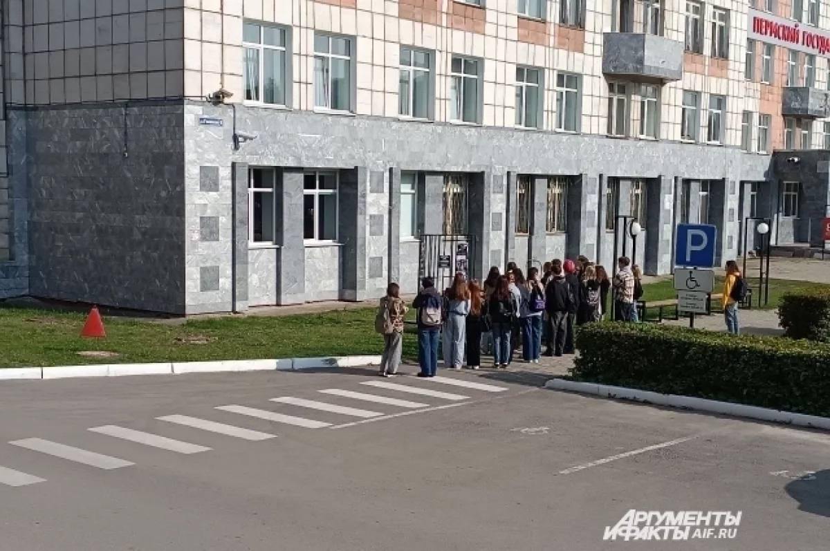 Люди приходят почтить память погибших при стрельбе в Пермском университете Речь идёт о трагических событиях которые произошли 20 сентября 2021 года В понедельник утром первокурсник Тимур Бекмансуров вооружённый огнестрельным оружием совершил нападение на Пермский государственный национальный исследовательский университет ПГНИУ В результате стрельбы погибли шесть человек более сорока получили ранения 20 сентября 2025 года исполнилось четыре года со дня трагедии В память о погибших в университете организованы траурные мероприятия в 11 20 прошла минута молчания Подписаться Прислать новость