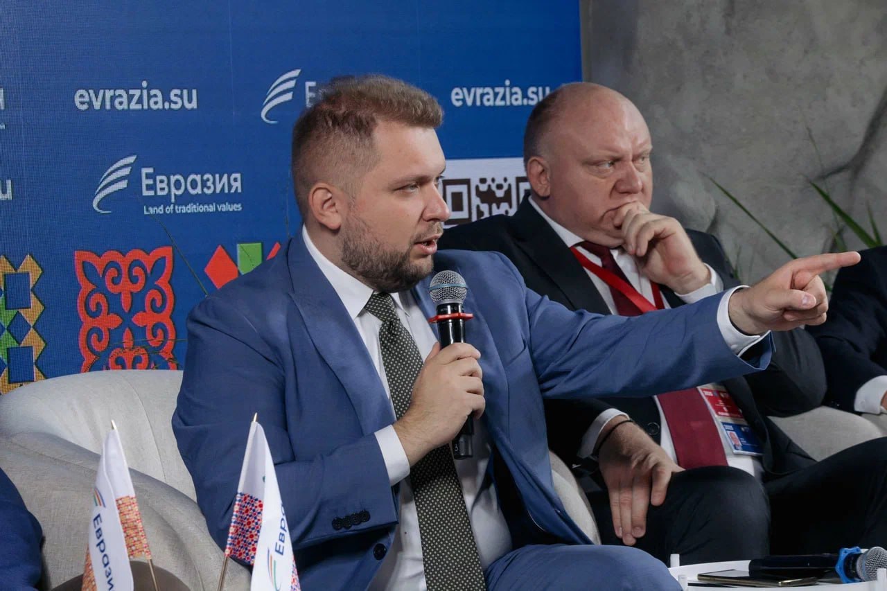 Стоп вранью и фальсификациям: инициатива движения "Победа 9/45". На ПМЭФ-2025 во время панельной сессии АНО "Евразия", посвященной защите исторической правды, руководитель проекта вице-спикер Госдумы Борис Чернышов сообщил о создании "Лиги исторической справедливости". "Наша "Лига исторической справедливости" будет работать по трем направлениям: первое — доведение правдивой истории до мирового сообщества, второе — защита волонтеров и представителей, которых пытаются ограничить в правах за их позицию по отношению к России, третье — предоставление сформированных на основе архивных документов официальных ответов профессиональных историков на любые фальсификации", — заявил он. В ходе панели участники обсудили роль науки и образования в защите исторической правды, опыт противодействия ревизионизму в оценке Великой Отечественной войны, влияние медиа и цифровых технологий на восприятие истории.