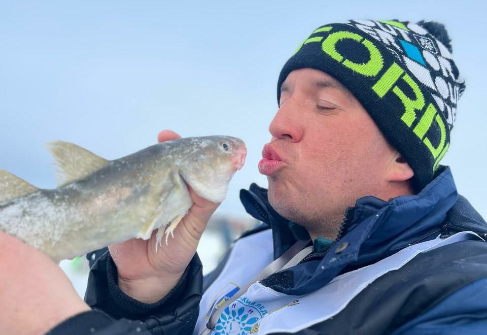 XV фестиваль зимней рыбалки Сахалинский лёд пройдет на острове 21 февраля Участников ждут соревнования по подледной рыбалке творческие номера конкурсы и мастер классы Семейные команды и опытные рыболовы смогут побороться за ценные призы  Регистрация начнется за две недели до старта фестиваля Подробная информация будет на официальном сайте фестиваля и ресурсах минрыболовства Мероприятие организуют министерство по рыболовству региона и Ассоциация рыбопромышленных предприятий Уже готовите снасти   Подписаться на нас Telegram I MAX Прислать нам новость Sakhonlinebot