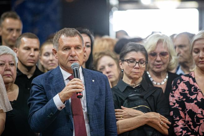 В Новосибирске на бывшего начальника департамента инноваций и предпринимательства мэрии Новосибирска Виталия Витухина возбудили третье уголовное дело по части 3 статьи 285 УК РФ – злоупотребление должностными полномочиями. Об этом сообщили источники НГС.  По версии источника, бывшему чиновнику инкриминируют ущерб в 28 миллионов рублей после его действий по выполнению концессионного контракта на ремонт муниципальных банных комплексов. В период с 2019 по 2024 годы он не предпринял мер по разрыву контракта с концессионером, знаю, что тот не ведет работы на объекте.  Ранее на бывшего чиновника уже возбудили уголвные дела по пунктам «в», «г» части 3 статьи 286 УК РФ и части 2 статьи 169 УК РФ – превышение должностных полномочий и незаконное вмешательство в деятельность юридического лица. Виталий Витухин будет находиться в СИЗО до 2 октября.  #новосибирск