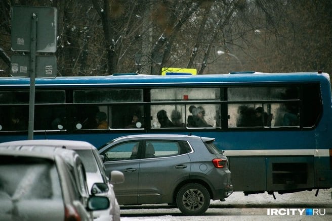 Автобусы маршрута № 74 снова будут возить пассажиров из Первомайского в центр  Предыдущий перевозчик умер в апреле 2024 года, после этого жители Первомайского мучились без нормального сообщения с центром.   В конце октября мэрия объявила открытый конкурс на право перевозки пассажиров, на него заявилось ООО «Байкалавтотранс».  Перевозчик должен выставить на маршрут не менее шести автобусов  четыре — вместимостью до 60 человек, два —  вмещающих до 90 пассажиров , еще два — должны находиться в резерве.  В конце ноября специалисты мэрии осмотрели технику и пришли к выводу, что она подходит для пассажирских перевозок. После этого было принято решение допустить фирму «Байкалтрансавто» к работе в течение пяти рабочих дней.