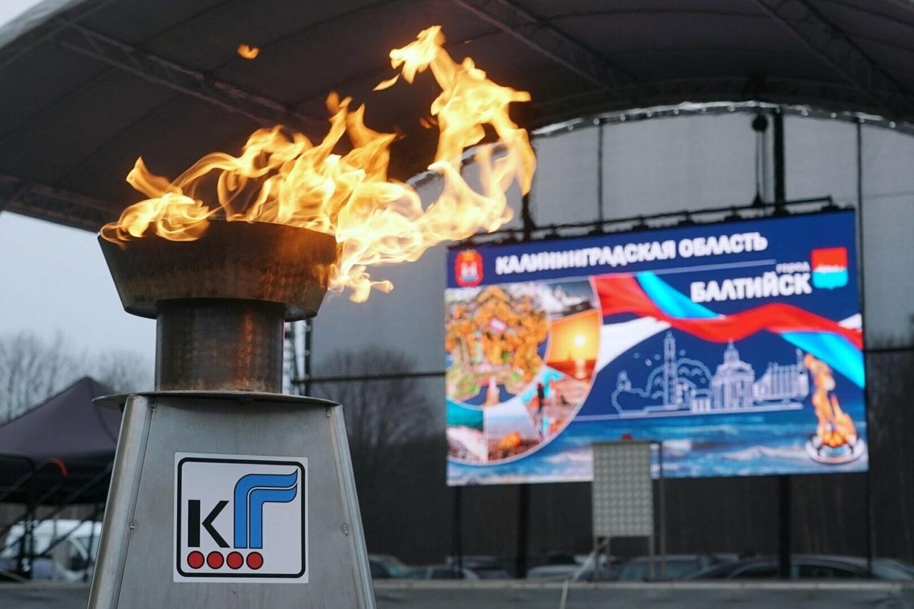 На окончательную газификацию Балтийска потребуется ещё около двух лет глава округа В течение ближайших лет предстоит полностью отказаться от котельных на мазуте рассказала Клопс во время церемонии торжественного пуска Нина Фёдорова глава Балтийского муниципального округа Первый этап завершится к концу лета газ получат около 650 семей Второй этап преобразований охватит ещё 749 домов и квартир от улицы Чехова до Морского бульвара в Балтийске и в четырёх жилых районах это Севастопольский Мечниково Павлово и Танкиттено Параллельно к следующему отопительному сезону будут запущены три новые модульные газовые котельные По итогам полной реализации проекта природным газом будут обеспечены более 1 470 домов и квартир где живут порядка 36 тысяч человек и АО 33 Судостроительный завод Будут ли жители города с переходом на газ платить за отопление меньше вопрос пока открытый Тарифы однозначно будут пересматриваться в сторону уменьшения рассказала глава округа Но это вопрос чуть более отдалённой перспективы о конкретных цифрах для жителей многоквартирных домов можно будет говорить ближе к переходу на газовую генерацию К тому же значительная часть балтийцев сегодня получает субсидию на оплату отопления Подробнее на сайте Клопс