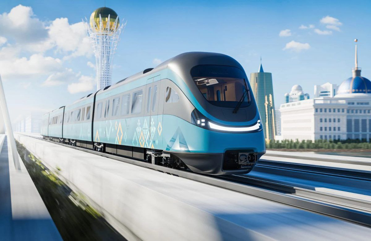 LRT в Астане начнёт возить пассажиров в марте 2026 года — Касымбек Аким Астаны Женис Касымбек прокомментировал заявление вице-премьера Романа Скляра о возможной задержке запуска LRT. По словам градоначальника, сроки не меняли — первый технический запуск будет в сентябре, а уже в марте 2026 года в вагоны зайдут первые пассажиры. В кулуарах Акорды журналисты попросили акима Астаны уточнить график начала работы легкорельсового транспорта. «Разных сроков нет. Роман Васильевич — может не до конца фраза была понята. Вчера пришли уже первые два состава. До конца лета все составы будут здесь, мы планируем в сентябре начать технический запуск», — отметил градоначальник. После этого следуют пуско-наладочные работы, которые, по его словам, займут от трёх до шести месяцев. Зато сроки начала перевозок пассажиров у Скляра и Касымбека совпадают. Фото: ТОО «City Transportation Systems» /CentralMediaNews