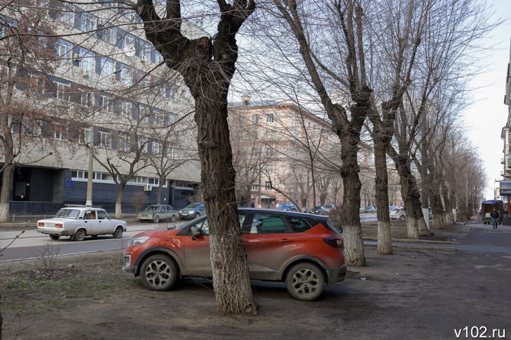 В Волгограде начнут автоматически штрафовать за парковку на газоне  19 марта Волгоградская городская дума приняла поправки в положение о департаменте городского хозяйства. Как сообщает ИА «Высота 102», новая редакция документа позволяет чиновникам мэрии автоматизировать наказание автолюбителей, паркующихся на территории зелёных зон.    Любителям бросать авто где попало теперь придётся раскошелиться. Наказывать владельцев оставленных в неположенных местах машин будут согласно региональному кодексу об административных правонарушениях, который предусматривает штрафы: от 2,5 тыс. рублей до 5 тыс. рублей для физических лиц, от 15 тыс. рублей до 20 тыс. рублей для должностных и от 35 тыс. рублей до 40 тыс. рублей для юридических.    ПОДРОБНЕЕ