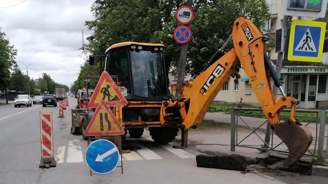 Вместе с установкой временных дорожных знаков «Солид» приступил к ремонтным работам на улице Большая Санкт-Петербургская. Подрядчик демонтирует бортовой камень на участке от поворота на улицу Германа. Завершить ремонт по плану должны до 1 ноября 2025 года.