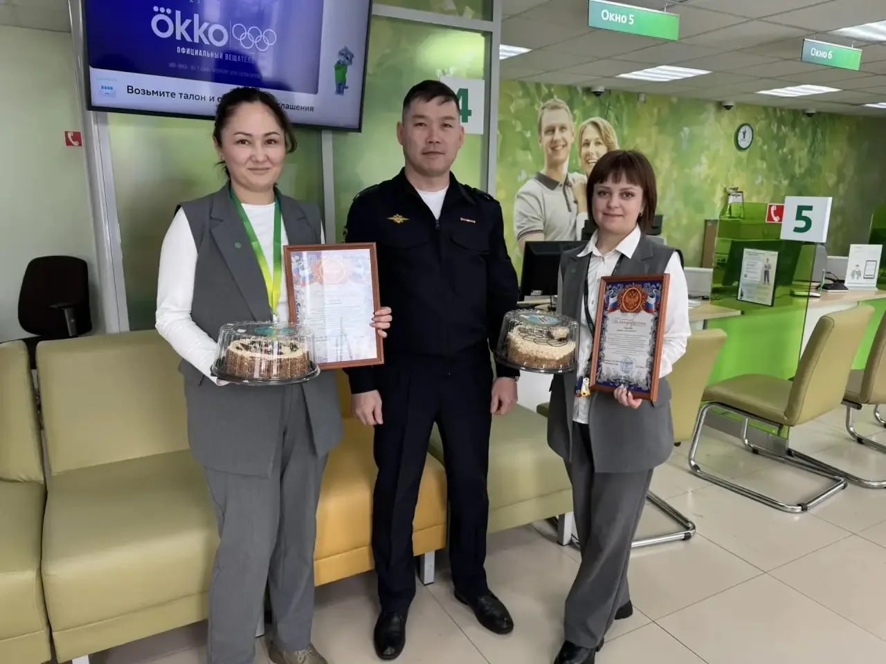 Сотрудницы банка спасли жителя Хоринского района от потери крупных сбережений Выяснилось что с сельчанином связались неизвестные и представились сотрудниками военкомата Они пообещали выплатить компенсацию за погибшего сына и попросили продиктовать личные данные и номер СНИЛС Далее последовал звонок от представителя Госуслуг Он предупредил мужчину о взломе и настойчиво рекомендовал снять все сбережения 950 тысяч рублей и перевести их на безопасный счет 5 февраля он пришел в банк где его остановили сотрудницы отделения За неравнодушие женщинам вручили благодарственные письма и сладкие презенты Благодаря грамотному взаимодействию МВД Бурятии и банковских учреждений удалось успешно противостоять телефонным мошенникам За январь февраль 2026 года предотвращено хищение около семи миллионов рублей по республике   Канал Ариг Ус в MAX