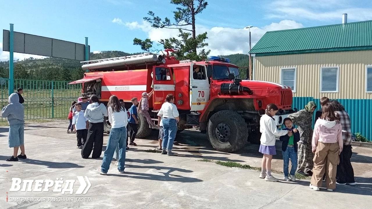 В детских лагерях района прошли занятия по пожарной безопасности   Пожарные ПЧ-70  п. Онохой  совместно с начальником 17-го Заиграевского отряда ГПС РБ и инструктором ПП провели пожарно-тактическое занятие в детских лагерях «Дружба» и «Чайка».    «В рамках учений были отработаны сценарии действий при обнаружении возгорания - эвакуация детей, вызов пожарной службы, использование первичных средств пожаротушения.            Особое внимание уделялось скоординированным действиям персонала лагеря и оперативному реагированию пожарной службы», - рассказали пожарные.   После практических занятий с детьми поговорили о правилах пожарной безопасности. Ребята примерили боевую одежду пожарного,  а после - посоревновались с пожарными рукавами. Весёлые старты превратились в весёлые обливания.        #газета_вперёд  #заиграевский_район