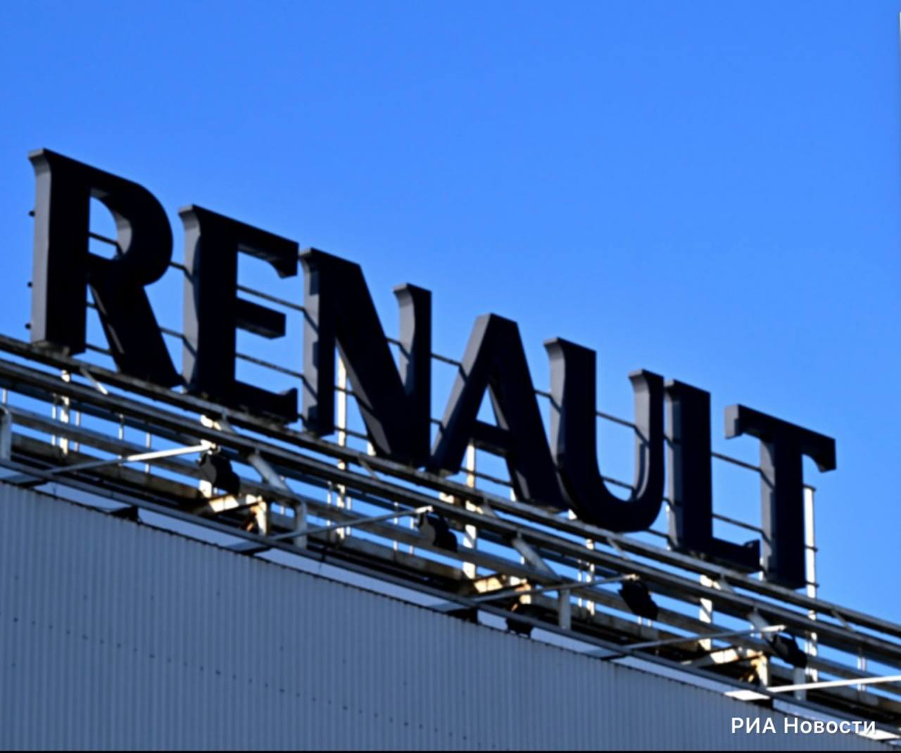 Роспатент предварительно отказал Renault в регистрации бренда в России Французская компания Renault подала заявку на регистрацию товарного знака Reno в октябре 2024 года А предварительный отказ Роспатент вынес в апреле текущего года Уже существующий знак принадлежит самой компании но в новой заявке указан другой адрес При этом для снятия ограничений достаточно будет привести адрес в соответствие с актуальным Решение об окончательном отказе будет принято если Renault в течение нескольких недель не ответит на уведомление Роспатента и не исправит несоответствия Напомним автомобильный концерн Renault покинул российский рынок в мае 2022 года Завод компании в настоящее время Москвич продали правительству Москвы за символическую стоимость По данным РИА Renault не оставил на заводе ни технологий ни конструкторской документации ни комплектующих которые должны обеспечивать производство Прислать новость Заказать рекламу