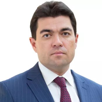 Хабиров назначил помощником главы Башкирии Данияра Абдрахманова Азат Бадранов был назначен исполняющим обязанности ректора Башкирской академии государственной службы и управления при главе РБ Напомним в августе 2025 года была проведена рокировка в администрации Хабирова Так и о руководителя администрации главы Башкирии был назначен Искандер Ахметвалеев который ранее был заместителем Азата Бадранова Последний же стал замруководителя В конце августа Коммерсантъ Уфа сообщил что Азат Бадранов уходит в отпуск Данияр Абдрахманов родился в Уфе в 1980 году В 2003 году окончил факультет философии и социологии БашГУ С февраля 2016 года был директором Межведомственного научно исследовательского центра развития мусульманского образования Башкирского государственного педагогического университета имени М Акмуллы А с 2019 года по 2021 годы занимал пост ректора Болгарской исламской академии в Татарстане В 2021 году возглавил ГБОУ ВО БАГСУ а в 2023 году был избран председателем Общественной палаты РБ  Обратная связь  Подписаться  Подписаться в Max