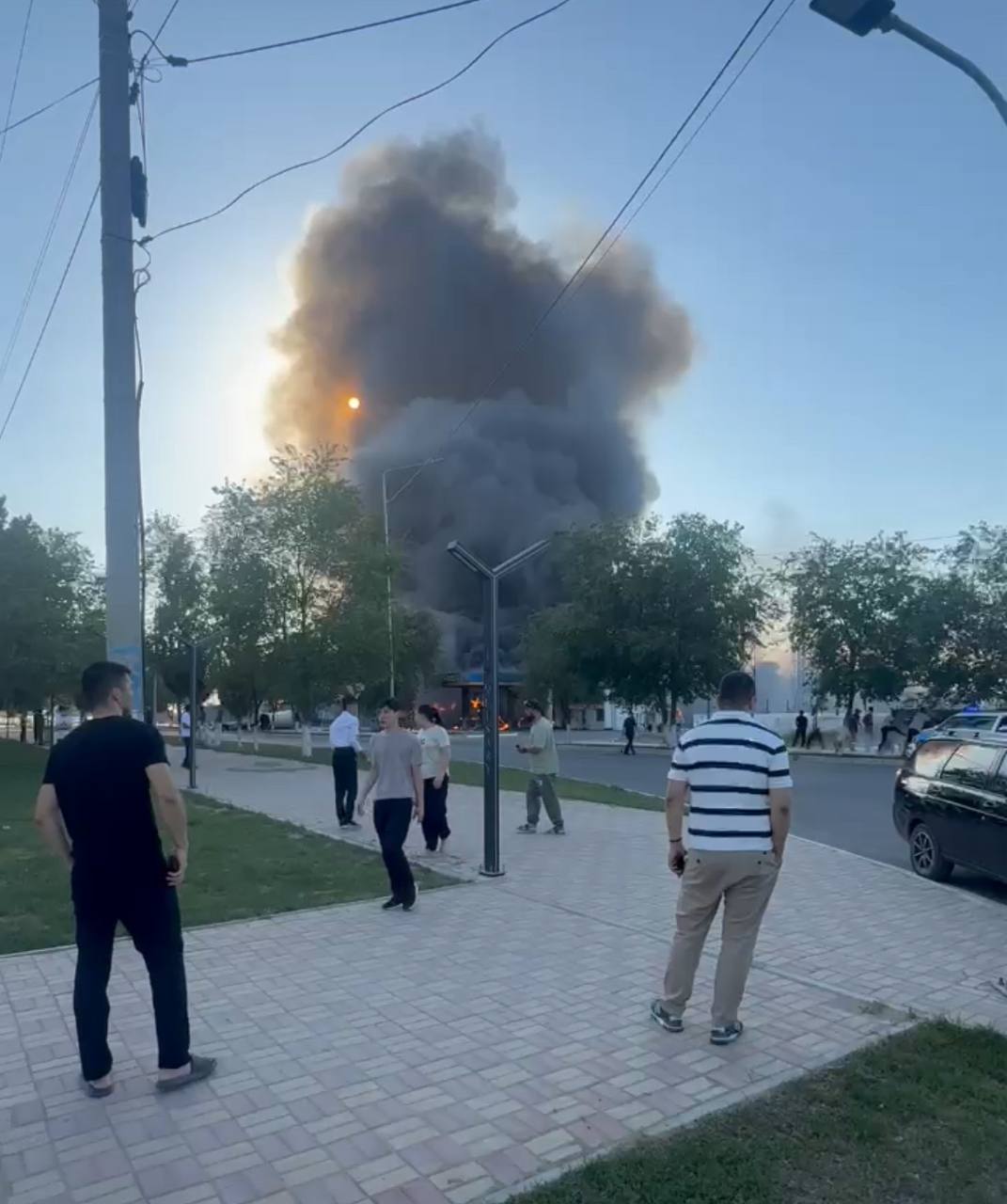 Взрыв на АЗС в Кульсары: два человека погибли, 14 пострадали В городе Кульсары Атырауской области произошёл крупный пожар. Не обошлось без жертв. Сегодня на АЗС прогремел взрыв газовоздушной смеси, который привёл к крупному пожару реплай . По информации департамента по чрезвычайным ситуациям Атырауской области, в результате взрыва загорелись три одноэтажных строения, газозаправочная станция и двухэтажное здание, расположенное вблизи эпицентра. «60 спасателей и 10 единиц техники задействованы в ликвидации последствий. Ведутся работы по тушению пожара, охлаждению газовоза, локализации очагов возгорания и эвакуации людей из опасной зоны», — сообщили в ДЧС по Атырауской области. По уточнённым данным, в результате инцидента пострадали 14 человек, двое из них скончались. «Площадь и причина пожара уточняются. Пожарные продолжают работы на месте происшествия», — добавили в пресс-службе ДЧС региона. UPD: после локализации пожара аким Атырауской области Серик Шапкенов провёл экстренное заседание оперативного штаба. Из Атырау направлены дополнительные силы — специалисты ожогового центра, для оказания медицинской помощи пострадавшим. • Фото: соцсети.