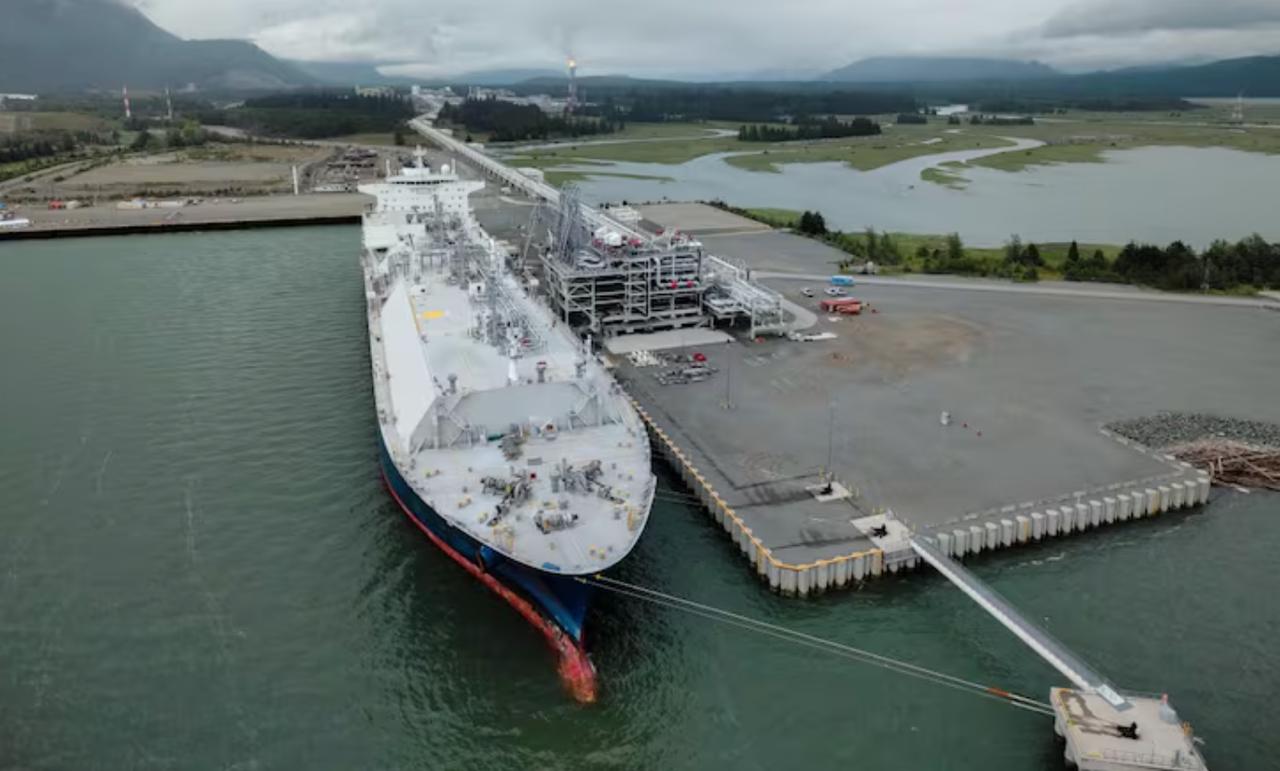 Танкер GasLog Glasgow с первым канадским СПГ проекта LNG Canada направилось в Южную Корею.  LNG Canada — совместное предприятие Shell и малазийской Petronas, PetroChina, японской Mitsubishi и южнокорейской KOGAS.   Да, следующий груз направится в Малайзию.  На запуск проекта понадобилось 10 лет. Его называют крупнейшей частной инвестицией в истории Канады — $40 миллиардов.   Проект поможет Канаде диверсифицировать свой экспорт, прежде полностью ориентированный на США.
