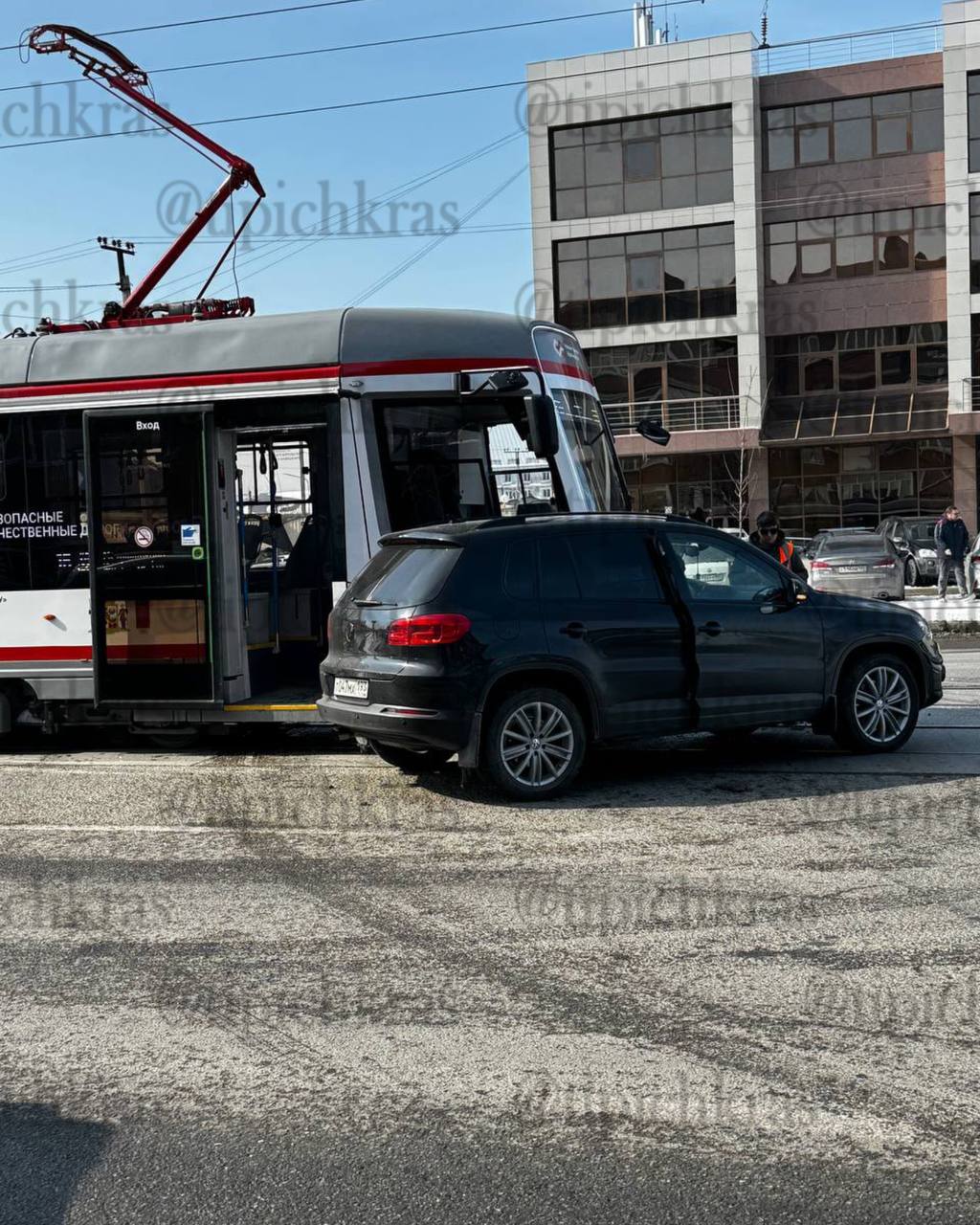 На улице Московской в Краснодаре опять встали трамваи. И дело не в провале  Парализовал движение лихач на иномарке. Он вылетел перед вагоном – для разворота. Но завершить маневр не успел – помешали встречные авто.  Экстренное торможение вагона не помогло. Случился контакт, который парализовал движение по улице Московской.   не опять, а снова  UPD: движение трамваев восстановлено   :