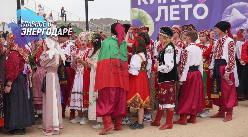 Молодежь из Запорожской области возглавила шествие на фестивале «Таврида.АРТ»  Группа ребят из Запорожской области стала главной в карнавальном шествии на фестивале «Таврида.Арт». Как сообщил Запорожскому агентству новостей руководитель группы Петр Бугаев, всего на молодежный форум из региона прибыли 80 человек.  Ребята активно участвовали в различных мероприятиях, включая открытие и зажжение маяка, многонациональный хоровод и карнавальное шествие.