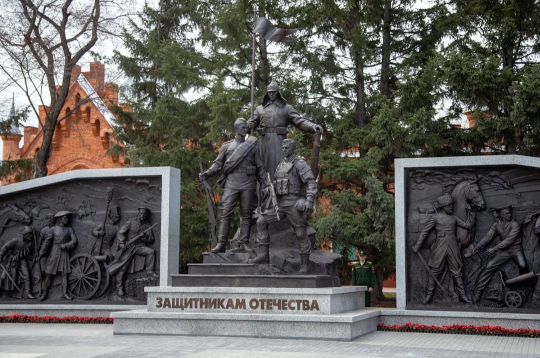 В Благовещенске на обновленной площади Победы открыли памятник защитникам Отечества Его созданием занимался творческий коллектив Студии военных художников имени Грекова. В центре памятника — три бронзовые фигуры военных. На одном форма гражданской войны, на другом — времен Великой Отечественной войны, еще одна фигура в современной военной форме. Символично, что памятник открыт накануне празднования 80-летия Победы в Великой Отечественной войне и в Год Защитника Отечества.