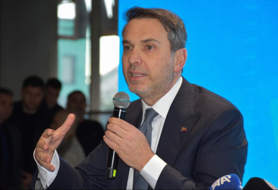 Алпарслан Байрактар о планах укрепления сотрудничества за рубежом Министр энергетики и природных ресурсов Турции Алпарслан Байрактар заявил о планах укрепления сотрудничества с зарубежными партнерами в нефтегазовой отрасли В беседе журналистами в Ливии он отметил что стратегия энергетического роста Турции предполагает цель расширения сотрудничества за рубежом По его словам государственная компания TPAO рассматривает возможности партнерства с иностранными фирмами а также участия напрямую в проектах Министр сообщил о запланированном на 5 февраля в Стамбуле подписании соглашения по перспективным геологоразведочным работам с американской Chevron cbctvaz