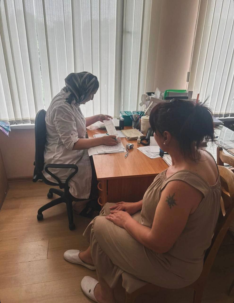 Бригада врачей Курской больницы провела выездной приём в село Русское В рамках регионального проекта «За здоровье» медики районной больницы организовали выездной приём для местных жителей. Всего было осмотрено и обследовано 54 человека. Подобные выезды специалистов проводятся на регулярной основе, что делает медицинскую помощь более доступной для населения. «Удобно, когда врачи сами приезжают к нам и проводят необходимые обследования. Не всегда удаётся преодолевать большое расстояние, а сейчас этот вопрос легко решаемый», — поделилась местная жительница Светлана Кухужева. Проект «За здоровье» стартовал пять лет назад по инициативе губернатора Ставропольского края Владимира Владимирова. Его реализацию курирует краевое министерство здравоохранения. Как сообщил министр здравоохранения региона Юрий Литвинов, за прошлый год состоялось около 3 тыс. выездов, в ходе которых было обследовано более 98 тыс. пациентов.