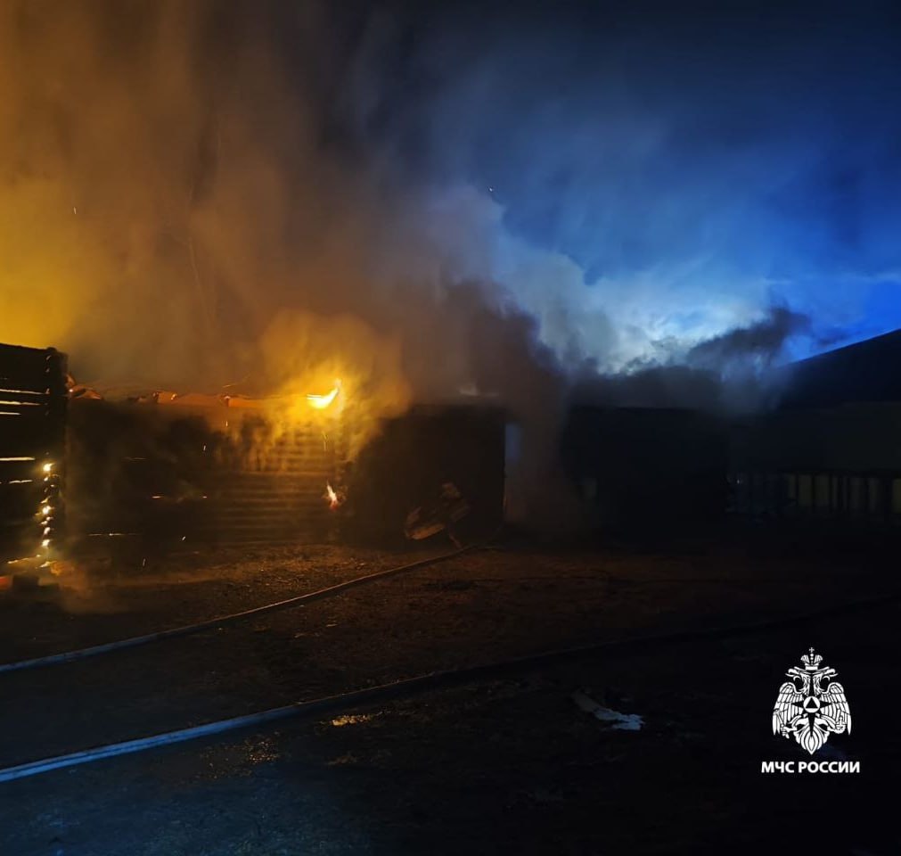 Вчера в районе Чемальской ГЭС загорелись торговые павильоны на площади 150 кв.м. Никто не пострадал. На тушении пожара работали 10 человек и две единицы техники, сообщает МЧС по Республике Алтай.