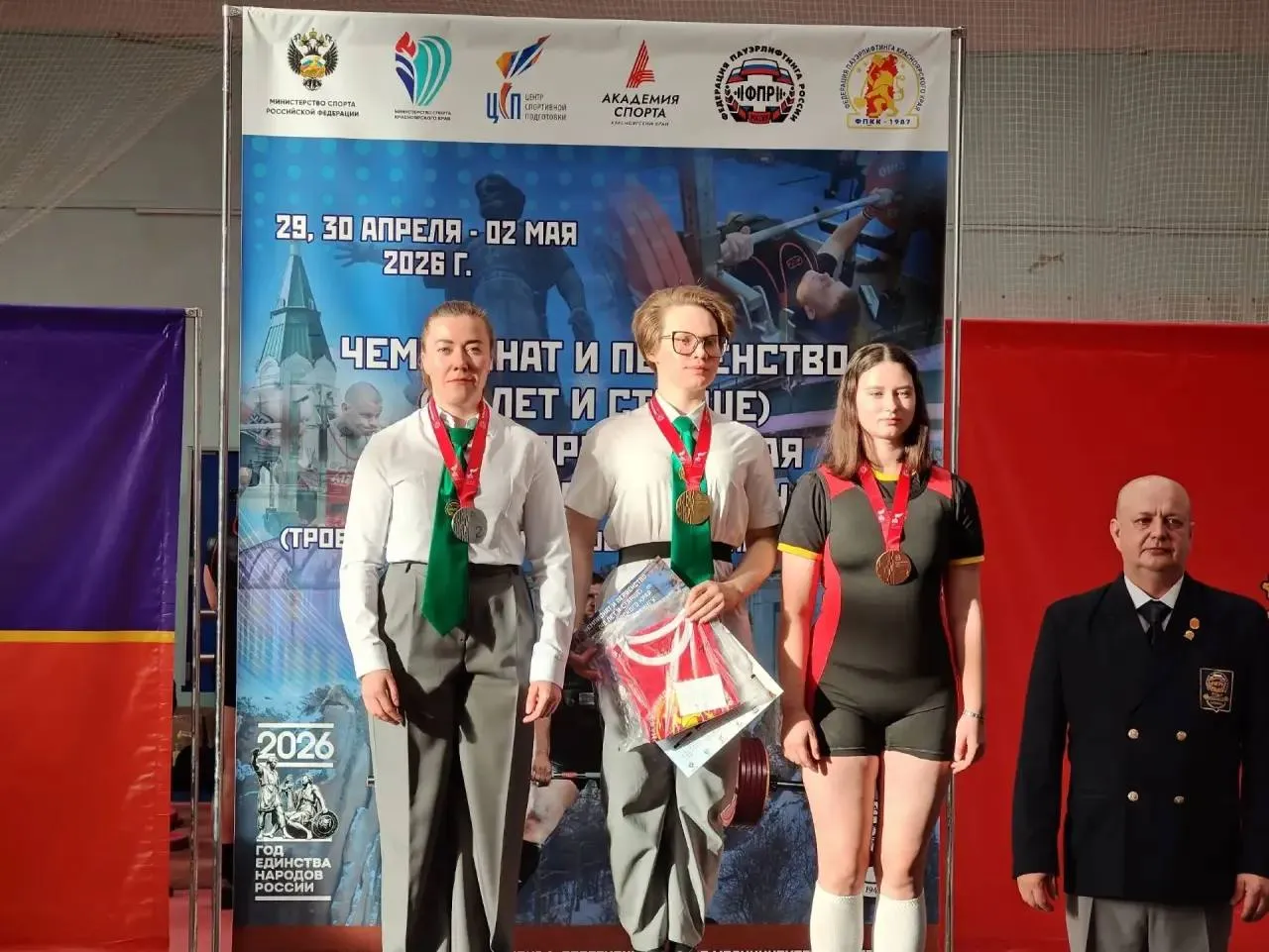 Дважды призёр Чемпионата и Первенства Красноярского края по пауэрлифтингу Такого спортивного успеха на днях добилась сотрудница АО РЕШЕТНЁВ предприятия Роскосмоса Алина Пазникова Соревнования прошли в столице региона Две серебряные медали представительница спутникостроительной компании завоевала в классическом троеборье среди женщин с результатом 400 кг классическом жиме лёжа Алина выступила в весовой категории до 69 кг Вместе с ней за награды боролось более 200 спортсменов из 20 городов Красноярского края Готовил сотрудницу АО РЕШЕТНЁВ к состязаниям её тренер мастер спорта России Василий Бобыльков Фото группа Молния Спортивный журнал в социальной сети Вконтакте При использовании информации ссылка на её первоисточник обязательна Узнавайте новости раньше в нашем канале на МАКС