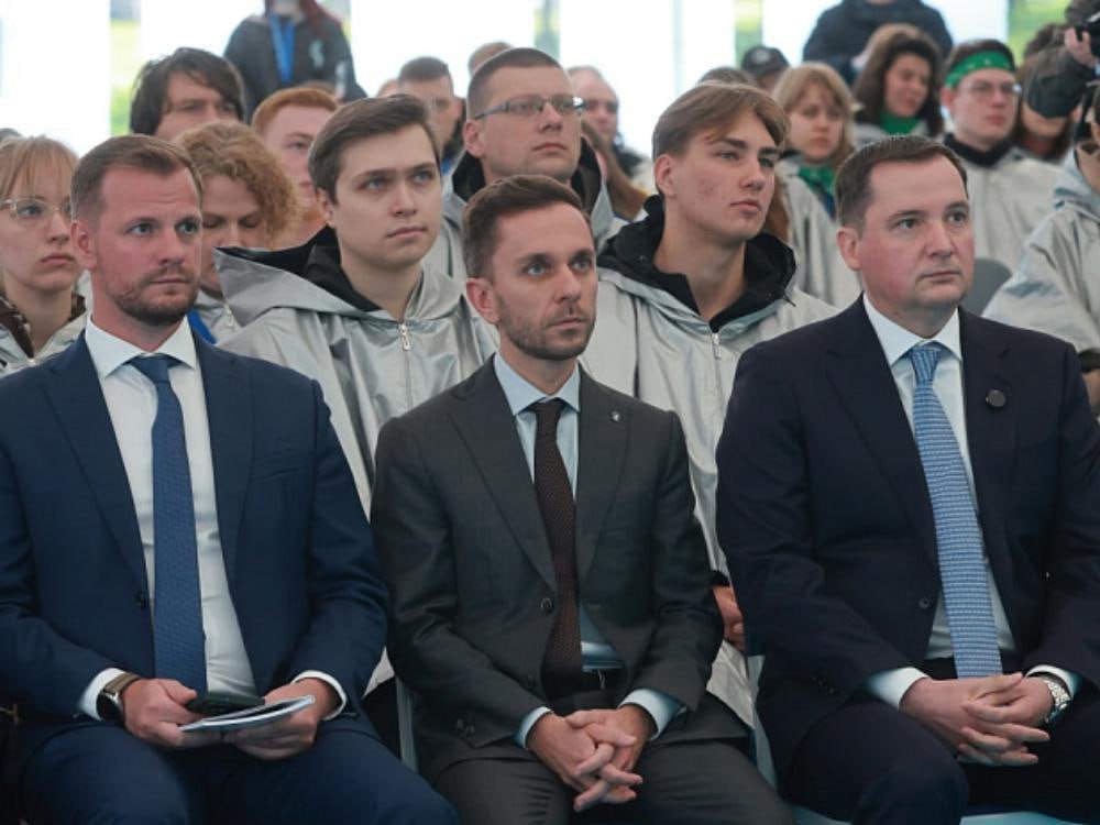 Под Архангельском в «Беломорье» проходит экофорум «Земляне» В пленарном заседании форума «Земляне» приняли участие губернатор Архангельской области Александр Цыбульский и гендиректор общества «Знание» Максим Древаль. Новые подходы к решению экологических вопросов участники первого Международного форума «Земляне», который в эти дни проходит в Архангельской области, обсудили на пленарном заседании на тему «Наш дом — планета. Экомышление как новый драйвер научно-технического прогресса». Пресс-служба губернатора и правительства Архангельской области сообщает, что участниками пленарного заседания стали более двухсот представителей университетов России от Калининграда до Камчатки, зарубежные студенты, молодые и уже опытные ученые и исследователи. Подробнее о том, что происходило на форуме, читайте на сайте Фото пресс-службы губернатора
