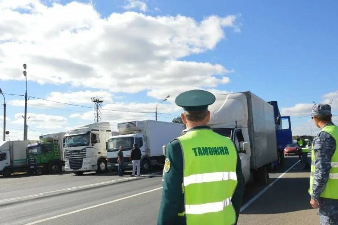 Бывшего замначальника отдела социального развития и медицинского обеспечения тыловой службы Южного таможенного управления Валерия Козорезова суд приговорил к 2,5 годам условно за мошенничество.  По информации Управления ФСБ России по Ростовской области, Козорезов причастен к мошенничеству при реализации госконтракта по организации спортивных соревнований среди таможенных органов.