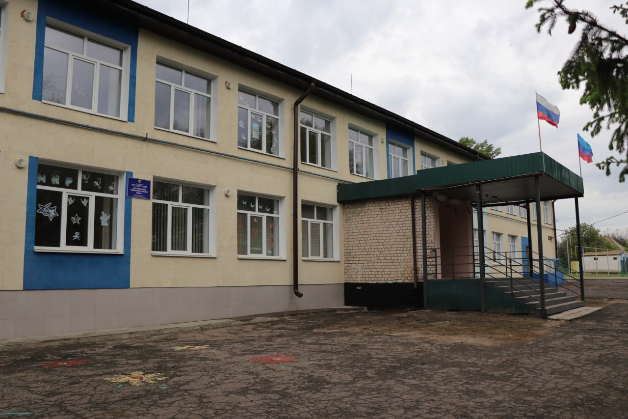 В Краснопольской школе активно идет ремонт спортзала Подрядчик из Ивановской области уже завершил подготовительные работы. Сейчас рабочие в спортзале смывают старую побелку, шпаклюют и красят потолок. Вскоре начнут отделывать стены панелями, монтировать новый пол, займутся отделкой душевых и раздевалок. В школе за лето также отремонтируют полы 1-2 этажей, настенные покрытия, заменят электропроводку и систему канализации. В 2024 году в Краснопольской школе подрядчик из Ивановской области уже обновил кровлю, системы водоснабжения и отопления.
